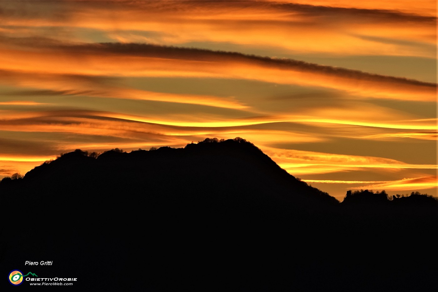 57 Tramonto rosso-fuoco sul Castel Regina.JPG